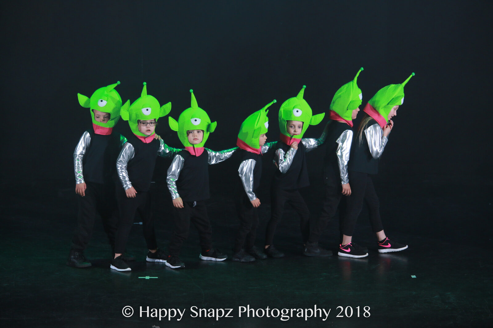 Street dance Lil' Crew performing